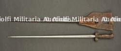 Epée baïonnette Lebel 1886 à poignée fer anodisé son porte fourreau. Lebel M1886 sword bayonet with anodized iron grip and scabbard frog.