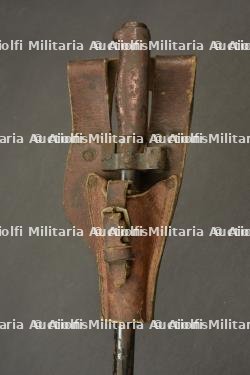 Epée baïonnette Lebel 1886 à poignée fer anodisé son porte fourreau. Lebel M1886 sword bayonet with anodized iron grip and scabbard frog. — miniature 2