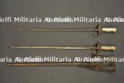 Lot de 2 épées baionnettes Lebel M1886. Lot of 2 French Lebel M1886 sword bayonets. — photo 1
