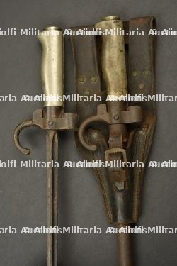 Lot de 2 épées baionnettes Lebel M1886. Lot of 2 French Lebel M1886 sword bayonets. — photo 2