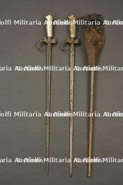 Lot de 2 épées baionnettes Lebel M1886. Lot of 2 French Lebel M1886 sword bayonets. — photo 3