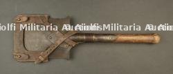Pelle francaise avec étui cuir. French shovel with leather carrier.