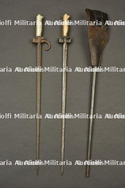 Lot de 2 épées baionnettes Lebel M1886. Lot of 2 French Lebel M1886 sword bayonets. — miniature 4
