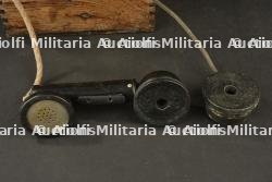 Téléphone de campagnes TM16 et sacoche à pile de signalisation. TM16 field telephone and signalling battery pouch. — miniature 6