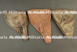 Lot de 3 étuis de révolvers et pistolet français. Lot of three French revolver and pistol holsters. — photo 1