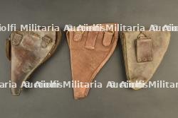 Lot de 3 étuis de révolvers et pistolet français. Lot of three French revolver and pistol holsters. — photo 4