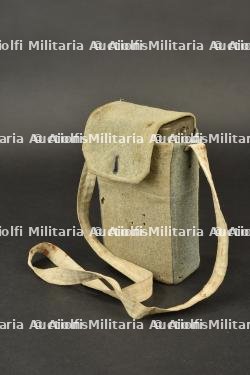 Boîte pour masque anti gaz M2 dans sa housse bleu horizon. M2 gas mask box in horizon blue cover. — photo 1