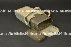Boîte pour masque anti gaz M2 dans sa housse bleu horizon. M2 gas mask box in horizon blue cover. — miniature 2