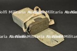 Boîte pour masque anti gaz M2 dans sa housse bleu horizon. M2 gas mask box in horizon blue cover. — photo 3