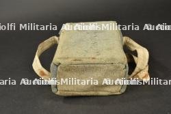 Boîte pour masque anti gaz M2 dans sa housse bleu horizon. M2 gas mask box in horizon blue cover. — miniature 5