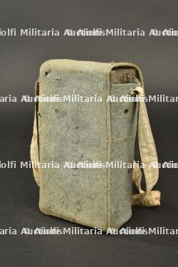 Boîte pour masque anti gaz M2 dans sa housse bleu horizon. M2 gas mask box in horizon blue cover. — photo 6