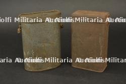 Lot de 2 boîtes pour masque anti gaz M2. Lot of two M2 gas mask boxes. — photo 1