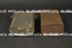 Lot de 2 boîtes pour masque anti gaz M2. Lot of two M2 gas mask boxes. — miniature 4
