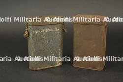 Lot de 2 boîtes pour masque anti gaz M2. Lot of two M2 gas mask boxes. — miniature 5