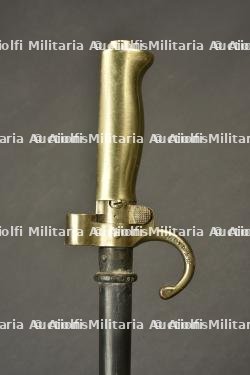 Baïonnette française M1886 raccourcie avec fourreau au même numéro. Shortened French M1886 bayonet with matching-number scabbard. — miniature 2