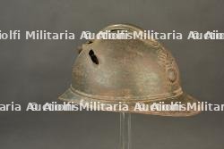 Casque Adrian d'infanterie avec impact. French infantry Adrian helmet with impact damage.
