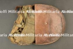 Masque anti gaz M2 dans sa pochette en cuir. M2 gas mask in leather pouch.