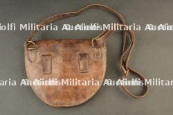 Masque anti gaz M2 dans sa pochette en cuir. M2 gas mask in leather pouch. — photo 2