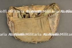 Masque anti gaz M2 dans sa pochette en cuir. M2 gas mask in leather pouch. — miniature 4