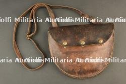 Masque anti gaz M2 dans sa pochette en cuir. M2 gas mask in leather pouch. — miniature 6