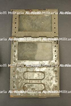 Musette d'infirmier francais et lampe Montjardet. French medic's bag and Montjardet lamp. — photo 2