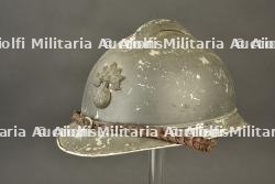 Casque Adrian en aluminium d'un officier d'infanterie. Aluminium Adrian helmet of a French infantry officer. — miniature 8