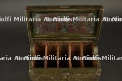 Caisse pour bandes rigides de mitrailleuse Hotchkiss belge. Belgian Hotchkiss rigid ammunition-strip box. — photo 3