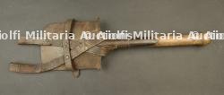 Porte pelle belge en cuir avec pelle. Belgian leather shovel carrier with shovel.