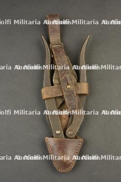 Etui de pince coupante belge en cuir. Belgian leather wire-cutter case. — photo 1