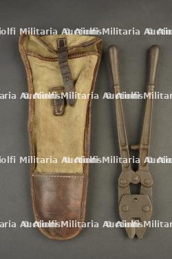 Pince coupante allemande dans son étui en toile. German wire cutters in canvas case.