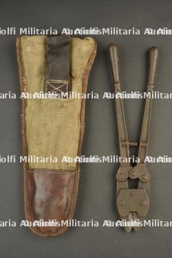 Pince coupante allemande dans son étui en toile. German wire cutters in canvas case. — photo 4