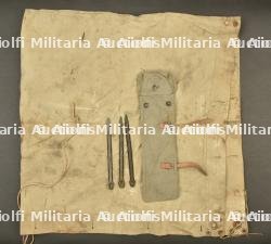 Toile de tente allemande et étui de piquets de tente. German shelter half and tent-peg bag.