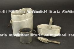 Gamelle, quart et couverts allemands. German mess tin, cup and cutlery.