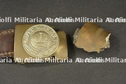 Boucle de ceinturon prussienne à impacts et éclat. Prussian belt buckle with impact damage and shell fragment. — miniature 2