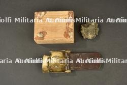 Boucle de ceinturon prussienne à impacts et éclat. Prussian belt buckle with impact damage and shell fragment. — photo 4