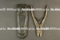Pince coupante allemande M1911 dans son étui cuir. German M1911 wire cutters in leather case.