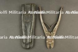 Pince coupante allemande M1911 dans son étui cuir. German M1911 wire cutters in leather case. — miniature 2
