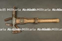 Pic hache allemand avec son étui cuir. German pickaxe with leather carrier.
