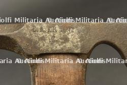 Pic hache allemand avec son étui cuir. German pickaxe with leather carrier. — miniature 2