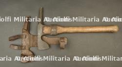 Pic hache allemand avec son étui cuir. German pickaxe with leather carrier. — miniature 3