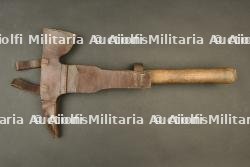 Pic hache allemand avec son étui cuir. German pickaxe with leather carrier. — photo 4
