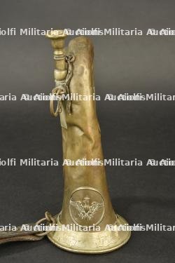 Signalhorn du JR23 avec sa sangle. Signal horn of German Infantry Regiment 23 with strap. — photo 8