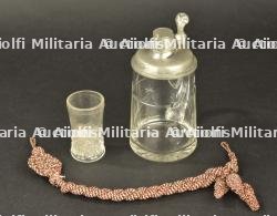 Chope en verre de Jäger, cordon de tir et verre. Jäger beer stein, marksmanship lanyard and drinking glass.