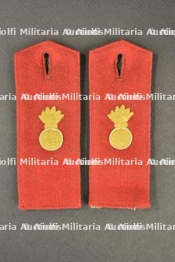Paire de pattes d'épaule M1915 du 4e régiment d'artillerie de la Garde. Pair of M1915 shoulder straps of the 4th Guard Field Artillery Regiment.