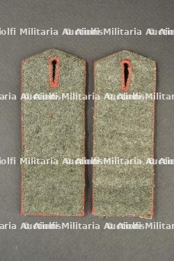 Paire de pattes d'épaule M1915 du 4e régiment d'artillerie de la Garde. Pair of M1915 shoulder straps of the 4th Guard Field Artillery Regiment. — photo 2