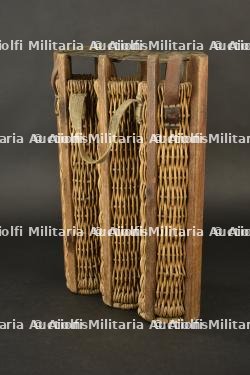 Panier de transport pour 3 coups de 7,7 cm allemand. German wicker carrier for three 7.7 cm rounds.