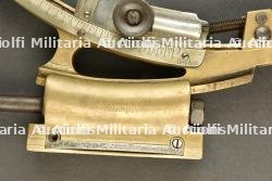 Clinomètres et extracteur de douille d'artillerie allemands. German artillery clinometers and cartridge-case extractor. — miniature 3
