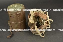 Masque anti gaz allemand Leder dans sa boîte régimentée. German Leder gas mask in regimentally marked container.