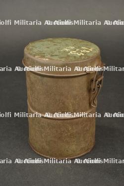Masque anti gaz allemand Leder dans sa boîte régimentée. German Leder gas mask in regimentally marked container. — miniature 2