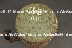 Masque anti gaz allemand Leder dans sa boîte régimentée. German Leder gas mask in regimentally marked container. — miniature 3